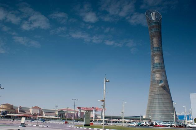 Örümcek Adam lakabı ile tanınan Fransız asıllı tırmanışçı Alain Robert, 300 metre yüksekliğindeki Torch Kulesi'ne hiçbir güvenlik önlemi almadan tırmanmayı başarmıştı.