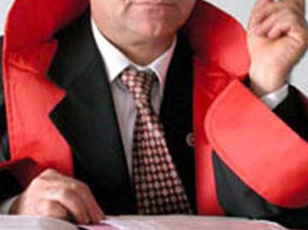 Savcılar izne bağlı olmadan soruşturma yapabilecek. Türk Ceza Kanunu'nun(TCK), ''Devletin birliğini ve ülke bütünlüğünü bozmak'', ''Anayasayı ihlal'', ''Yasama organına karşı suç'', ''Hükümete karşı suç'', ''Türkiye Cumhuriyeti Hükümetine karşı silahlı isyan'' ''Silahlı örgüt'', ''Silah sağlama'' ve ''Suç için anlaşma'' maddelerinde düzenlenen suçlar hakkında, görev sırasında veya görevinden dolayı işlemiş olsa bile Cumhuriyet savcılarınca doğrudan soruşturma yapılacak. Devlet İstihbarat Hizmetleri ve Milli İstihbarat Teşkilatı Kanunu'nun 26. maddesi hükmü saklı olacak. Bu kanunun 26. maddesi, ''MİT mensuplarının veya belirli bir görevi ifa etmek üzere kamu görevlileri arasından Başbakan tarafından görevlendirilenlerin; görevlerini yerine getirirken, görevin niteliğinden doğan veya görevin ifası sırasında işledikleri iddia olunan suçlardan dolayı ya da 5271 sayılı Kanunun 250. maddesinin birinci fıkrasına göre kurulan ağır ceza mahkemelerinin görev alanına giren suçları işledikleri iddiasıyla haklarında soruşturma yapılması, Başbakanın iznine bağlıdır'' hükmünü içeriyor.Yürütülen soruşturmalarda hakim tarafından verilmesi gerekli kararları alma, bu kararlara karşı yapılan itirazları incelemek ve sadece bu işlere bakmak üzere yeteri kadar hakim görevlendirilecek.Gözaltı süresi, yakalama yerine en yakın hakim veya mahkemeye gönderilmesi için zorunlu süre hariç, yakalamanın ardından itibaren 48 saat saati geçemeyecek.Soruşturmanın amacı tehlikeye düşebilecekse yakalanan veya gözaltına alınan veya gözaltı süresi uzatılan kişinin durumu hakkında, Cumhuriyet savcısının emri ile sadece bir yakınına bilgi verilecek. Gözaltındaki şüphelinin müdafi ile görüşme hakkı, Cumhuriyet savcısının istemi üzerine hakim kararıyla 24 saat süreyle kısıtlanabilecek. Bu zaman zarfında ifade alınamayacak. Kolluk tarafından düzenlenen tutanaklara, ilgili görevlilerin açık kimlikleri yerine sadece sicil numaraları yazılacak. Kolluk görevlilerinin ifadesine başvurulması gerektiği hallerde çıkartılan davetiye veya çağrı kağıdı, kolluk görevlisinin iş adresine tebliğ edilecek. Bu kişilere ait ifade ve duruşma tutanaklarında işyeri adresi gösterilecek. Güvenliğin sağlanması bakımından duruşmanın başka bir yerde yapılmasına karar verilebilecek. Açılan davalara adli tatilde de bakılacak.