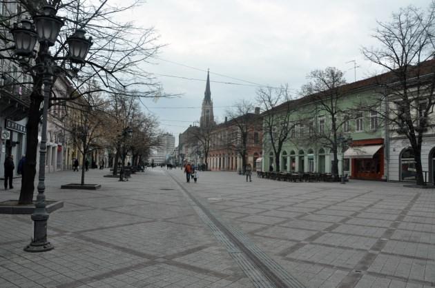 <p>Novi Sad özellikle Avrupa ülkeleri arasında da çok popüler bir şehir. Bahar ve yaz aylarında bu meydanda neredeyse adım atacak yer bulamıyorsunuz. Ayrıca her yıl Temmuz ayında düzenlenen müzik festivali nedeniyle binlerce turistin buraya akın ettiğini öğreniyoruz. </p>