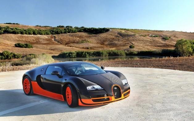 Bugatti Veyron Supersport: Fransız marka otomobilde 16 silindir V8 motor ile 1,200 hp güç üretebilirsiniz. 100 kilometre hıza 2,4 saniyede ulaşan otomobilin fiyatı 2,6 milyon dolar.