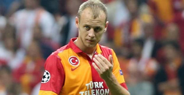 <p>Semih Kaya<br />Futbol camiasının başı sağolsun mekanın cennet olsun selçuk Yula...</p>