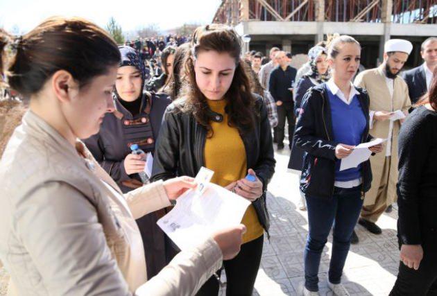 Ankara'da Gazi Üniversitesi Hukuk Fakültesi'ndeki sınavdan basın mensuplarının görüntü almasına izin verildi. 