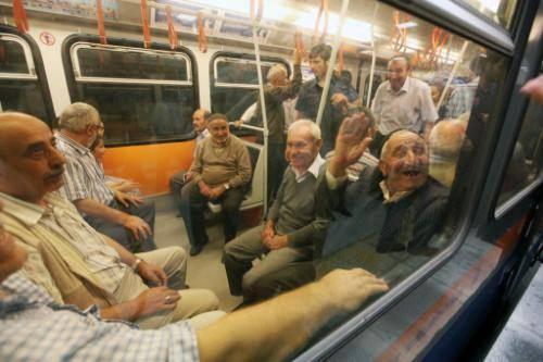 <p>Saatte 111 bin yolcu taşınabilen yeni metro hattıyla İstanbullular Esenler Otogar'dan Başakşehir'e 30 dakikada, Başakşehir - Atatürk Havalimanı’na 50 dakikada ulaşabilecek. </p>