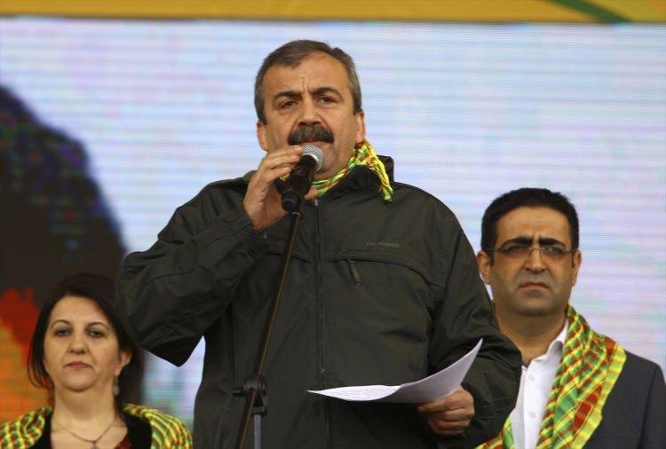 <p><strong>HDP Ankara Milletvekili Sırrı Süreyya Önder:</strong></p>

<p>Toplantı ve Gösteri Yürüyüşleri Kanunu'na muhalefet, suç işlemek amacıya örgüt kurmak, silahlı terör örgütüne üye olmak, halkı kin ve düşmanlığa alenen tahrik.</p>
