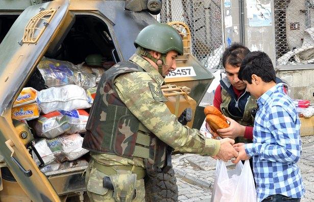 <p><strong>VATANDAŞ DEVLETİNİN YANINDA</strong><br />
Temel ihtiyaçların dağıtımı sırasında vatandaşlar polislere teşekkür ederken, devletinin yanında olduklarını ve bölgenin teröristlerden temizlenmesi desteğini eksik etmediklerini söylüyor.</p>