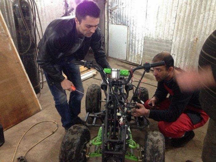 <p>Çocuğunun bozulan ATV'sini elde geçiren baba normal olmayan bir şey yaptı..</p>

<p> </p>
