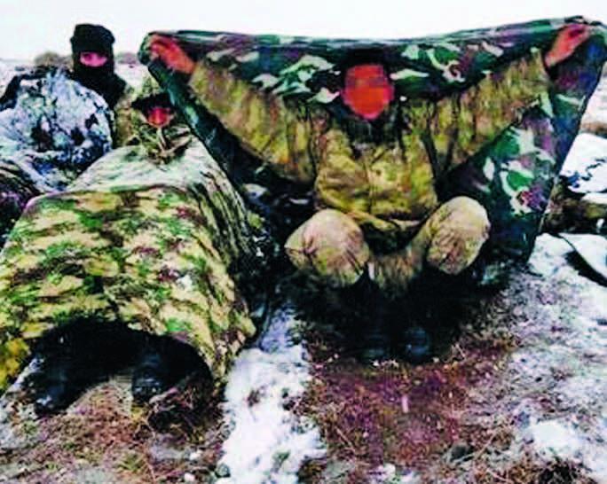 <p>Doğu ve Güneydoğu’da yer yer 1 metre karın olduğu alanlarda yürüyen askerler, bölgeyi adım adım gezerek güvenlik önlemi alıyor. Hava sıcaklığının eksi 30 dereceye kadar düştüğü bölge kırsalında yapılan aramalar sonucunda Mehmetçik, dinlenmek için sırtlarında taşıdıkları mat ve yatakları çıkararak, karın üzerine serip 4’lü vardiya sistemiyle mola veriyor.</p>

<p> </p>
