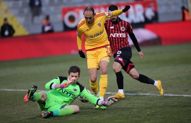 <p>Tecrübeli futbolcu Umut Bulut, Galatasaray'daki 4 sezonu anlatırken, özellikle son yılda yaşadığı stresi kariyerinin hiçbir döneminde yaşamadığını belirtti.</p>
