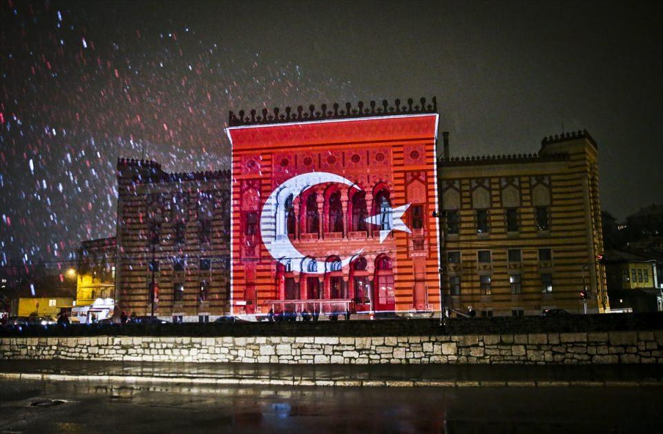 <p>Bosna Hersek'in başkenti Saraybosna'nın en önemli sembollerinden Vijecnica Kütüphanesi, Türkiye ve Belçika'daki terör saldırıları sonrası Türk ve Belçika bayraklarının renkleriyle ışıklandırıldı. </p>