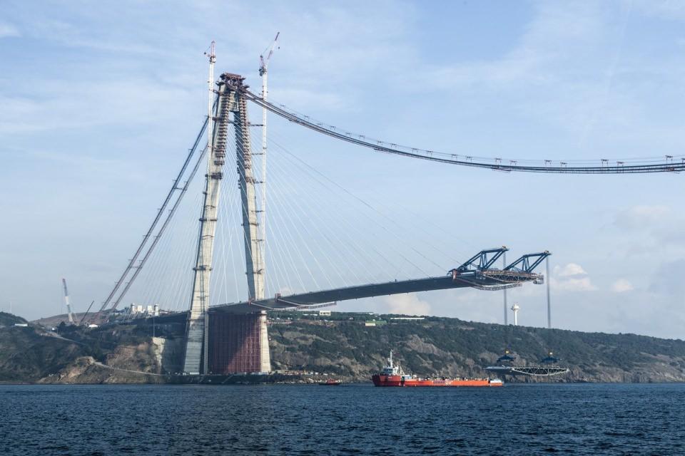 <p>Gelecek yıl tamamlanması beklenen ve İstanbul trafiğini rahatlatacak Yavuz Sultan Selim Köprüsü'nde çalışmalar 24 saat devam ediyor.</p>
