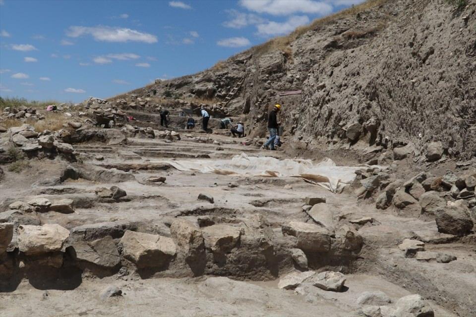 <p>Höyükteki kazılara katılan Emrah Dinç de kazıya sabah saat 06.00 gibi başladıklarını belirtti. </p>

<p> </p>
