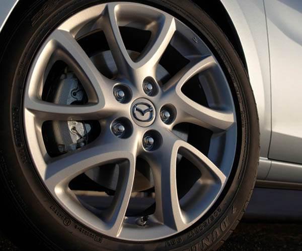 <p>Mazda5'in iç kısmına girdiğinizde, sportif koltuk tasarımı ve sürüş ortamı, alacağınız zevkin ipuçlarını veriyor. Bu, bariz şekilde incelikli bir işçilikle ve kullanıcı odaklı düşünme ile yaratılmış bir iç kısım olarak karşınıza çıkıyor.. Tüm kontroller, gözünüzü yoldan ayırmanıza gerek kalmaksızın kolaylıkla görülecek ve kullanılabilecek bir şekilde dikkatle tasarlanmış. Ayrıca arka koltuklarda yetişkinler için geniş bacak boşluğunun yanı sıra pratik ve esnek Karakuri koltuk sistemi tasarımı bulunuyor.</p>