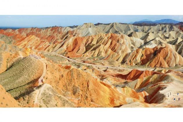 Usta bir ressamın ellerinden çıkmış yağlı boya tabloları andıran bu kareler aslında üzerinde ufak bir oynama bile olmayan fotoğraflar. Çin’in Gansu eyaletindeki Niciaying kasabasının Nantaizi köyünde bulunan bu tepelerin her şeyi doğal. Kırmızı kumtaşı katmanlarından oluşan bu arazi zaman içinde dik yamaçlar ve benzersiz kaya oluşumlarından meydana gelen dağlık bir araziye dönüşmüş. Bu tarz bir kaya oluşumu sadece Çin’de bulunuyor.