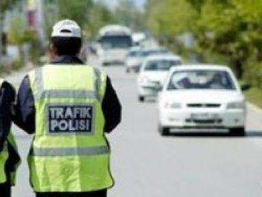 - Aracına izin almaksızın reklam, yazı, işaret, resim, flama, bayrak ve benzerlerini takmak, yazmak, sesli ve ışıklı donanım bulundurmak 77 lira.