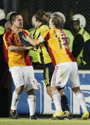 23- Fenerbahçe 1 - Galatasaray 0 -- 26 Aralık 1982 -- Bu maç atılan golüyle değil de verilmeyen penaltısıyla hatırlanır. Selçuk'un golüyle önde olan Fenerbahçe'ydi.. Ceza sahasında Hosiç'in, Onur tarafından yere düşürülmesine herkes "penaltı" demişti. Hakem Cumhur Demir hariç!