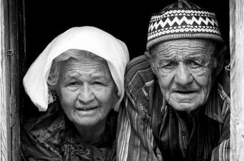 <p>Sert bakmamak, şefkatle, sevgi ile bakmak. Ana-babasına şefkat ve sevgi ile bir defa baksa, kabul edilmiş bir hac sevabına kavuşur.</p>