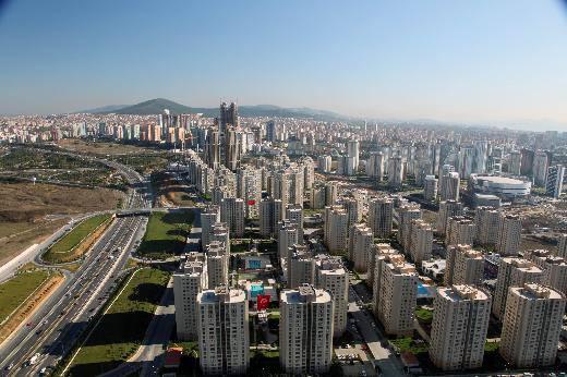51 bin lira Konutta KDV farkı Vatandaş Ahmet, 2013’te konut sahibi olmak için satmıştı babasının köyündeki tarlayı. Yeni bir projeye girip ucuza almayı planlıyordu 100 metrekarelik daireyi. Değeri 300 bin liraydı ve krediyle tamamlayacaktı parayı. 1 Ocak 203’te konutta KDV şoku gelmişti halbuki. Unuttu vergiyi. 3 bin liralık vergi 54 bin liraya çıkmıştı.