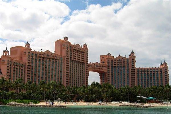 <p>7- Atlantis Paradise Island</p>
<p>Bahamalar'da yer alan oteldeki toplam oda sayısı 3200. New Mexico nüfusu alacak kadar büyük.</p>