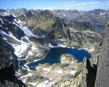 Andorra la Vella, Andorra Prensliği'nin başkenti ve en büyük yerleşim birimidir. En büyük popülasyonu Katalanlar oluşturur.
