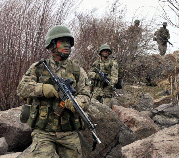 <p>FNSS Savunma Sistemleri AŞ tarafından geliştirilen dünyanın ilk ve tek zırhlı ve yüzme özelliğine istihkam aracı AZMİM, düzenlenen törenle TSK'ya teslim edildi.</p>