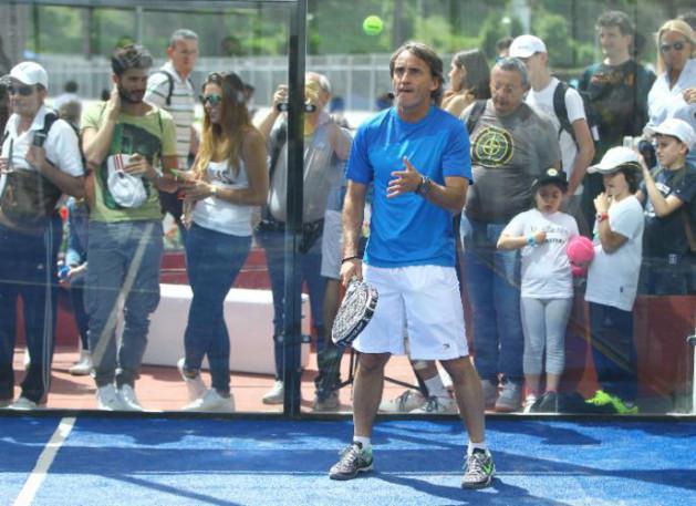 <p>Galatasaray Teknik Direktörü Roberto Mancini ve Roma takımının kaptanı Frencesco Totti, Uluslararası BNL İtalya Tenis Turnuvası kapsamında gösteri maçı yaptı.</p>