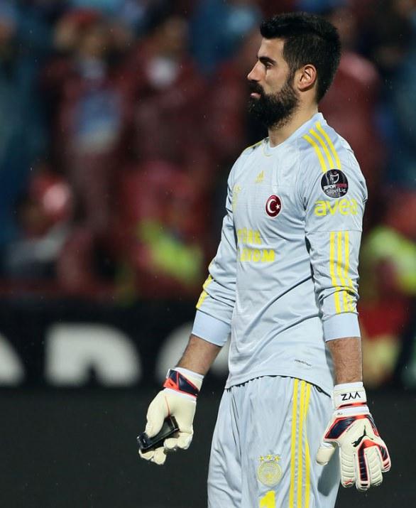 <p>Golün ardından Sarı-lacivertli kaleci Volkan Demirel'in koruduğu kalenin arkasında yer alan Bordo-mavili taraftarlar sahaya yabancı cisim atmaya başladı.</p>