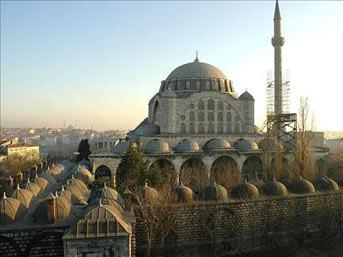 Mihrimah Sultan Camii - Edirnekapı Mihrimah Sultan Camii İstanbulun Edirnekapı semtinde surların hemen yanında bulunan cami Kanuni Sultan Süleymanın kızı Mihrimah Sultan tarafından 1562-1565 yılları yaptırılmıştır.