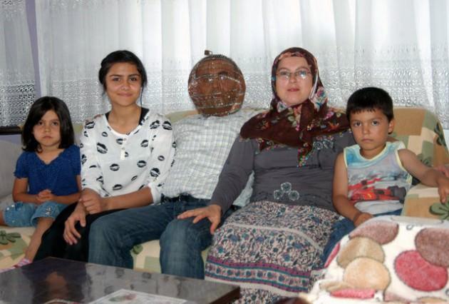 Kütahya'da oturan 42 yaşındaki İbrahim Yücel, sigara içmekten vazgeçemeyince, başına özel olarak bakır yaptırdığı tel kafesi geçiriyor. Bir kamu kuruluşunda tekniker olarak çalışan evli 3 çocuk babası İbrahim Yücel, 26 yıllık tiryaki olduğunu ve günde 2 paket sigara içtiğini söyledi. İbrahim Yücel, motosiklet kaskından esinlenerek bakır telden yaptığı kafesi kullanıyor. Yücel, kafesin kilidinin de eşinde olduğunu söyledi.