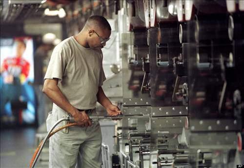 <p>6- "Tekstil Makinesi Operatörleri" İstihdam kaybı: - %16.2, 2010 yılı çalışan sayısı: 80 bin 300, Toplam işçi kaybı: 13 bin, Ortalama yıllık gelir: 25 bin 010 dolar.</p>