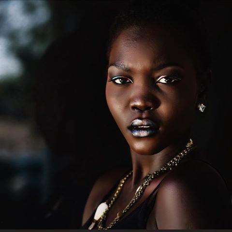 <p>"Karanlığın Kraliçesi" olarak adlandırılan Nyakim Gatwech, ten rengiyle ilgili gelen yorum ve kötü eleştirilere kulaklarını tıkayarak teniyle gurur duyuyor. </p>
