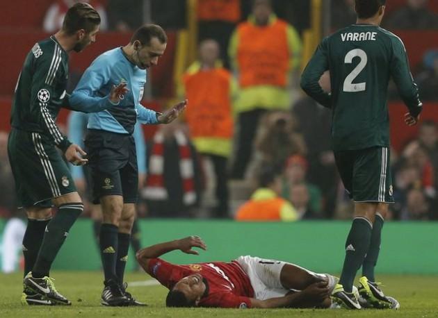 Manchester United'lı futbolcular maçın bitiş düdüğünün ardından hakem Cüneyt Çakır'ın etrafını sardı. 