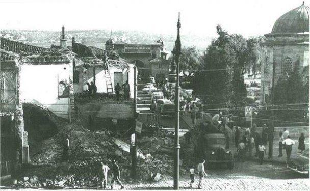 <p>Beşiktaş... İskele Meydanı'ında yıkım çalışmaları...1956</p>