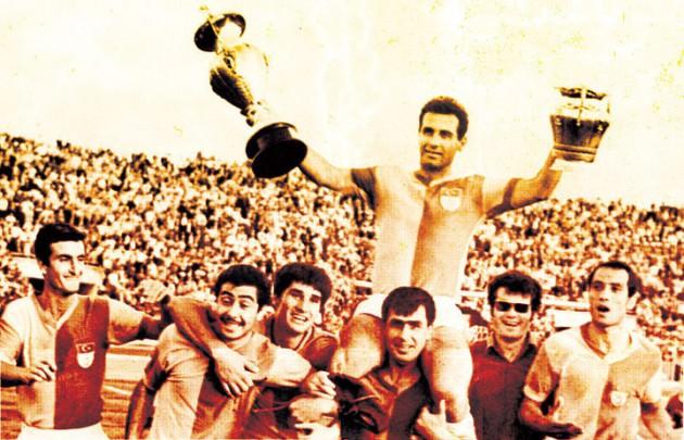 <p>Galatasaray'ın tarihi başarılara imza attığı Ali Sami Yen Stadı'nda Metin Oktay elinde kupayla Galatasaraylı futbolcuların omzunda... </p>