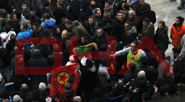 Marsilya ile Fenerbahçe arasında oynanan UEFA Avrupa Ligi maçının 60. dakikasında Fransız taraftarların bulunduğu bölümde bölücü terör örgütü PKK ve sözde Kürdistan bayrağı açılması gerginlik yarattı.