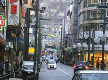 1278 yılında Andorra biri İspanya'da, öteki Fransa'da bulunan iki prensin ortaklaşa yönetimine bağlanmış ve ülkenin sınırları netleşmiştir. Anılan yıldan beri ülkenin sınırları hiç değişmemiştir.