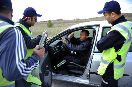 <p>Kursiyerler, saatte 5 kilometre hızla giden bir aracın takla atması durumunda yaşanılanları önce emniyet kemeri takmadan, sonra ise emniyet kemeri takarak tecrübe etti.</p>