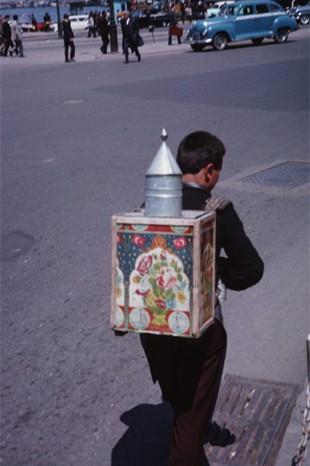 <p>Indiana Üniversitesi, Charles W. Cushman fotoğraf koleksiyonundan eski İstanbul fotoğrafları çıktı. Günümüze kıyasla daha tenha görülen İstanbul'un bu fotoğrafları 1965 yılında çekilmiş.</p>