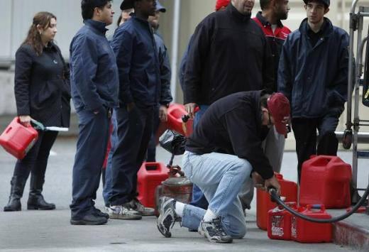 NEW YORK'A DAHA BÜYÜK TEDARİKÇİ   Gaz sıkıntısı New York'u da etkiliyor. Eyalet yetkilileri, perşembe akşamı, daha büyük bir tedarikçiyle anlaşıldığının, böylece ifaiye, ambulans, polis gibi acil durum ekiplerinin ve şehri eski haline getirmek için temizlik çalışmalarına devam eden ekiplerin görevlerine kesintisiz devam edebileceği müjdesini verdi. 