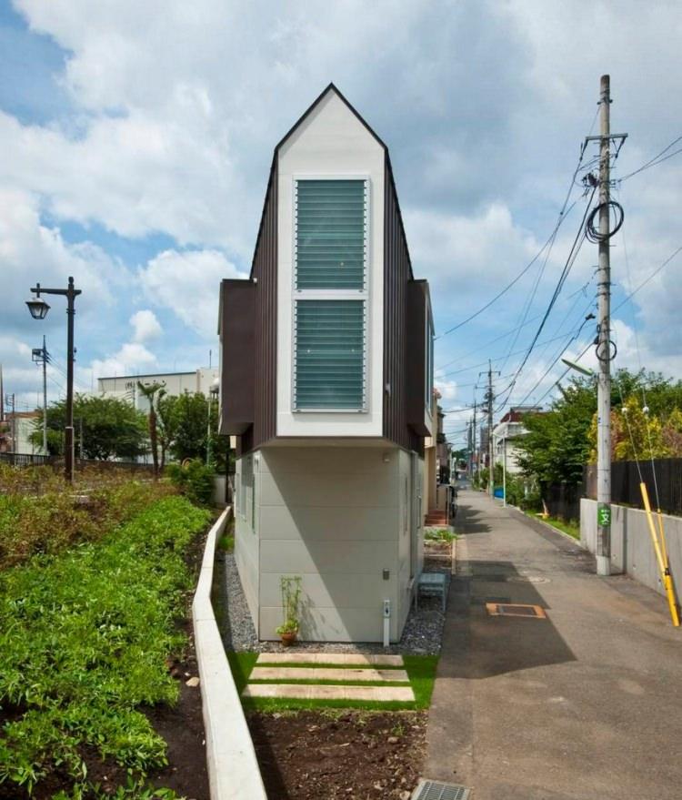 <p>Japonya'da <strong>Mizuishi Architects Atölyesi </strong>tarafından tasarlanan<strong> 594 metrekarelik ev,</strong> nehir ve yol arasındaki üçgen bir siteye dayanıyor.</p>

<p><a href="http://www.yasemin.com/"><span style="color:#800080"><strong><em>yasemin.com</em></strong></span></a></p>
