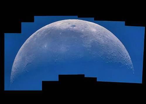 Genç astronomi fotoğrafçısı kategorisi ikincisi. Ay`ın gündüz gökyüzünde çekilmiş birçok yüksek çözünürlüklü fotoğrafı yan yana getirilerek renkli bir mozaik oluşturulmuş. Share on facebook Share on twitter Share on email Share on myspace Share on google Share on favorites Share on facebook_like 