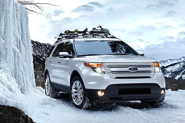<p><strong>Ford Explorer</strong><br />Dört tekerden sürüş sistemi yol şartlarına göre değişen Ford Explorer, piyasadaki en iyi arazi araçlarından biri olarak gösteriliyor.</p>