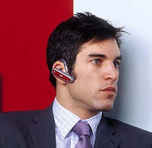 <p>Eğer yürürken kulaklıkla konuşma yapıyorsak, telefonu elimizde veya gömlek cebimizde taşımamalı, mümkünse bu iş için çanta tercih edilmelidir. Kapalı alanlarda kulaklıkla konuşma yapıyorsak, telefonu masa üzerine koyarak vücudumuzdan uzakta tutmak faydalı olacaktır. Kısaca söylemek gerekirse, cep telefonu yakın tutulan her organın sağlığını etkiliyor. Cep telefonlarını kendimizden mümkün mertebe uzakta tutalım, özellikle de uyurken.</p>
