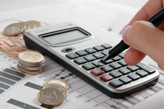 3) Ayrıntılı, Kapsamlı ve Gerçekçi Bir Açılış Öncesi Bütçesinin Olmaması Açılış öncesi, tahmini yapılması gereken harcamaların bütçelerinin önceden hesaba katılmaması, reklam ve promosyonlar için yeterli kaynak ayrılmaması, önceden işe alınacak personelin pozisyonlarının, giderlerinin ve zamanlamanın belirlenmemiş olması en sık karşılaşılan sorunlardandır. Açılış öncesi hiç hesaba katılmayan yasal sorumlulukların getirdiği ekstra gider kalemleri, seyahat harcamaları, ofis giderleri, eğitim harcamaları ve diğer giderler için mutlaka yeterli kaynak ayrılmalıdır. Bu kaynakların kullanımının genel müdürün kontrolünde ve düzgün bir şekilde yönetiliyor olması önemlidir.