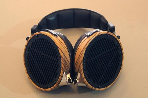 <p><br />Audeze LCD-3<br />ABD'de üretilen, son derece hassas bir işçilikle üretilen Audeze LCD-3, yerel piyasasında 1.945 dolardan satılıyor.</p>