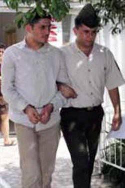 <p><strong>BEBEK YÜZLÜ KATİL</strong><br />Yakışıklı olması ve masum görüntüsü nedeniyle ‘Bebek Yüzlü Katil’ lakabı katılan Ali Kaya, tamamı Alanya’da gerçekleşen cinayetlerine, 1997 yılında amcası Celal Kaya’yı öldürerek başladı. Bu cinayet nedeniyle 5 yıl ağır hapis cezasına çarptırıldı. Cezası bitince, Adana'da kendi annesine tecavüz eden Zeynel Abidin Gümüş'ü öldürdü. Bu cinayet sonrası akli dengesi bozuk raporu alarak akıl hastanesine kaldırıldı. 1999’da ‘kapalı yerde duramaz’ raporu aldı ve hastaneden çıkarıldı. Bundan sonra Alanya’da 5 kişiyi daha bıçaklayarak öldürdü. Son cinayetinden sonra ‘kişilik bozukluğu’ teşhisiyle tekrar akıl hastanesine yatırıldı. Burada da ‘çivici katil’ olarak bilinen Ayhan Kartal’ı bıçaklayarak öldürdü. Son cinayetinden sonra Şanlıurfa yarı açık cezaevi’ne kaldırıldı. Bir yıl sonra buradan firar eden Kaya, 2004 yılında Alnaya’da yakalandı.</p>