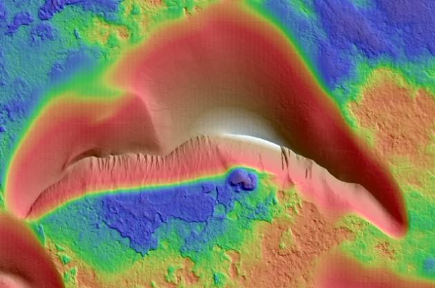 <p>DTM aynı zamanda “düz” olan görüntüyü estetik olarak güzelleştiriyor. Tüm görüntülerde mor-beyaz arası bir renk spektrumu kullanılıyor. Mor/mavi renkler alçak yerleri gösterirken, kırmızı/beyaz renkler yüksek yerleri göstermekte</p>