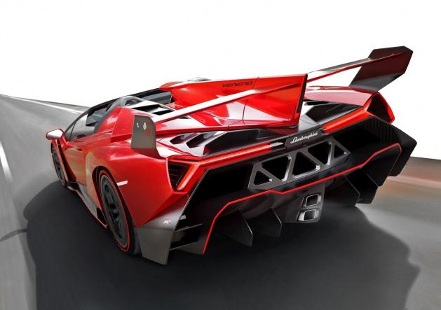 <p>6,5 litre motor hacmine sahip Veneno Roadster, 750 beygir gücünde!</p>