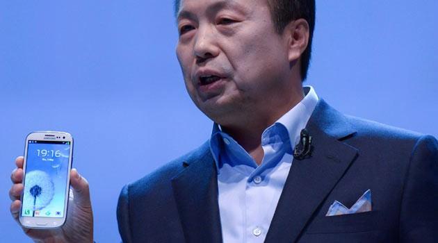 Kıvrımlı Dizayn: Galaxy S III, önceki modellerin aksine, kıvrımlı bir görünüme sahip. Kenarlarındaki yuvarlak hat sayesinde, daha fazla şıklık kazandırılmış.