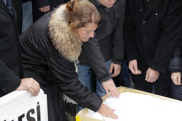 Mehmet Ali Birand, toprağa verilmeden önce mezara Umre’de giydiği ihram, Galatasaray kaşkolu, sarı kırmızı çiçekler bırakıldı. Eşi Cemre Birand, camiide tabuta iliştirdiği torunları Umberto Ali’nin patiğini alarak usta gazetecinin çenesinin altına konulmasını istedi. Birand’ın cenazesi mezarına indirildikten sonra kefeni açılarak çok sevdiği torununun patikleri çenesinin altına konuldu