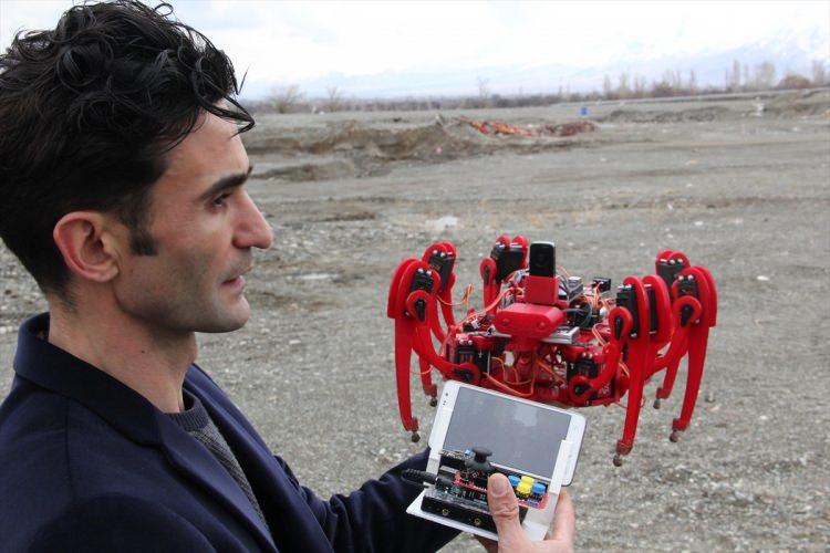 <p>Sarp ve engebeli arazide rahatlıkla ilerleyebilme özelliği bulunan "Örümcek Robot", şüpheli paket ya da küçük bir dokunma ile patlayan, kamufle edilmiş bomba olarak adlandırılan "bubi tuzağı" gibi bombalı olaylara müdahalede benzer robotlardan ayrılıyor.</p>